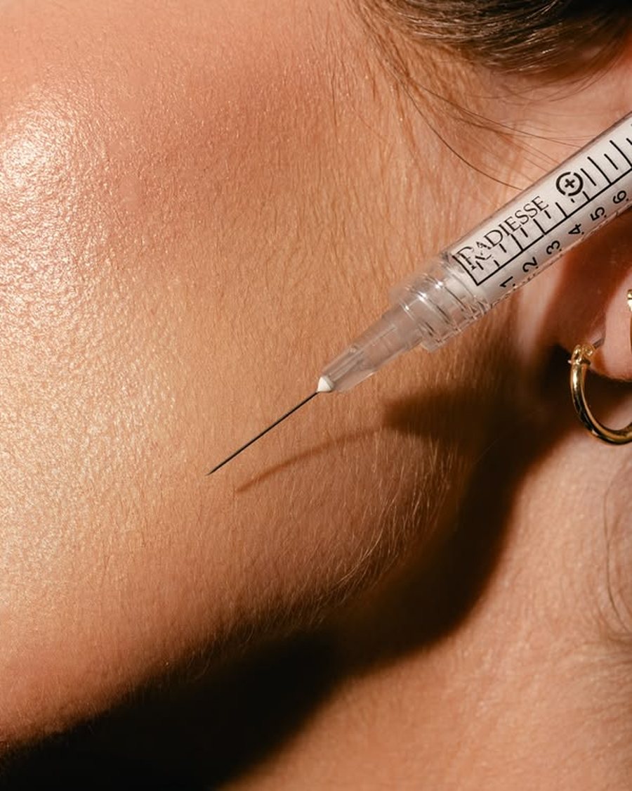 Detalle del rostro durante un procedimiento facial