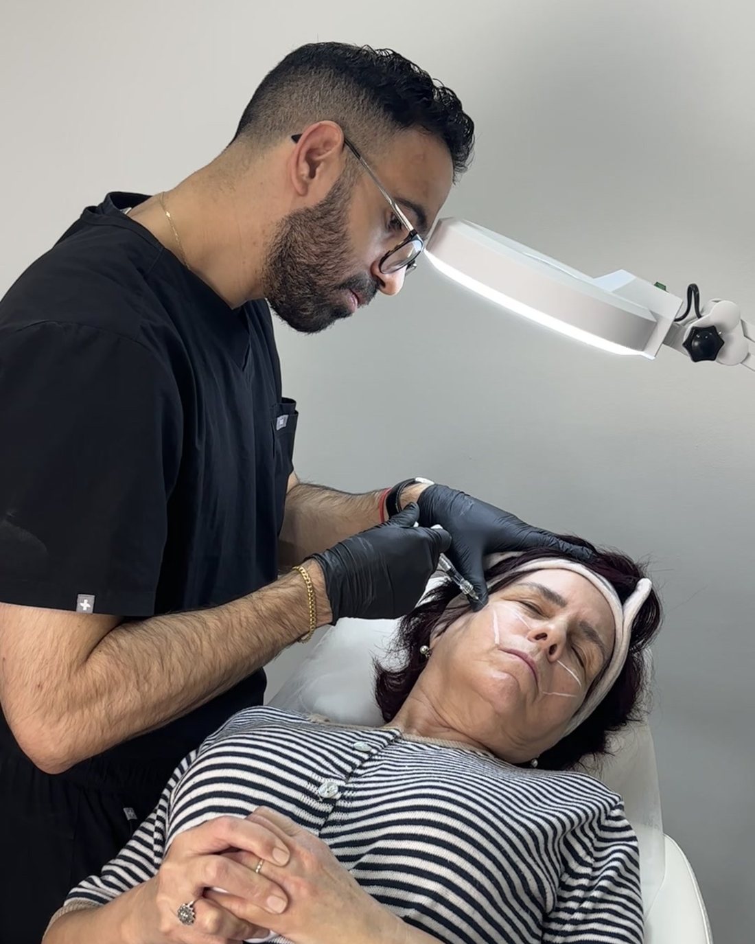 Procedimiento facial realizado bajo supervisión médica en Sapphira Privé Castelldefels